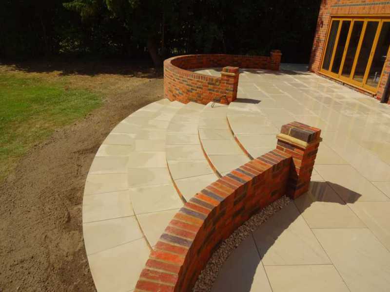 https://www.harpendenblockpaving.co.uk/wp-content/uploads/2017/03/Before-Patio-with-retaining-walls-e1516879148657.jpg